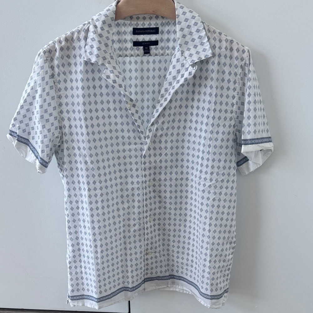 Banana Republic Lightweight White and Blue Geometric Button Down - Men’s Medium